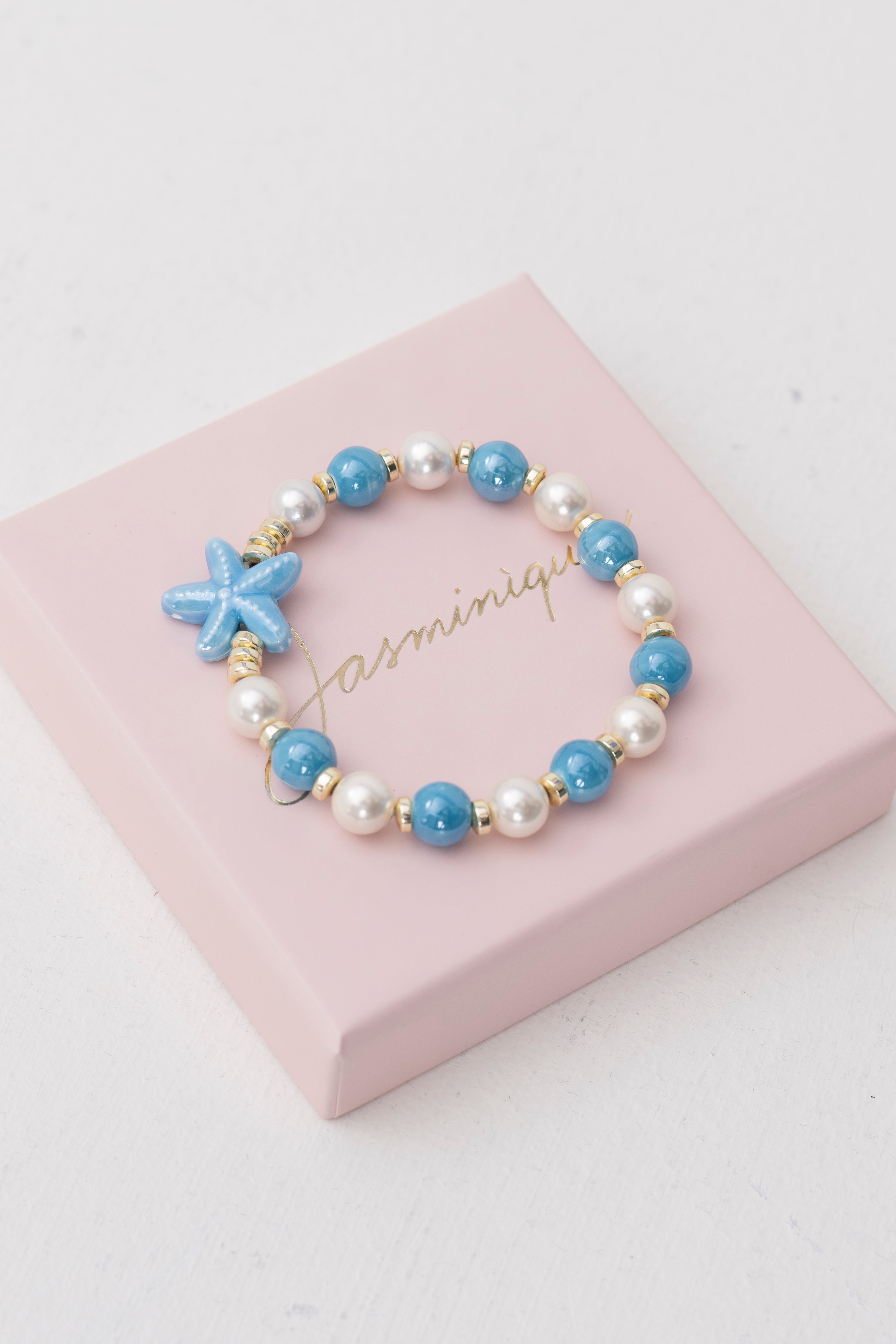 Bracciale elasticizzato con Perle in Ceramica Azzurre e Stella