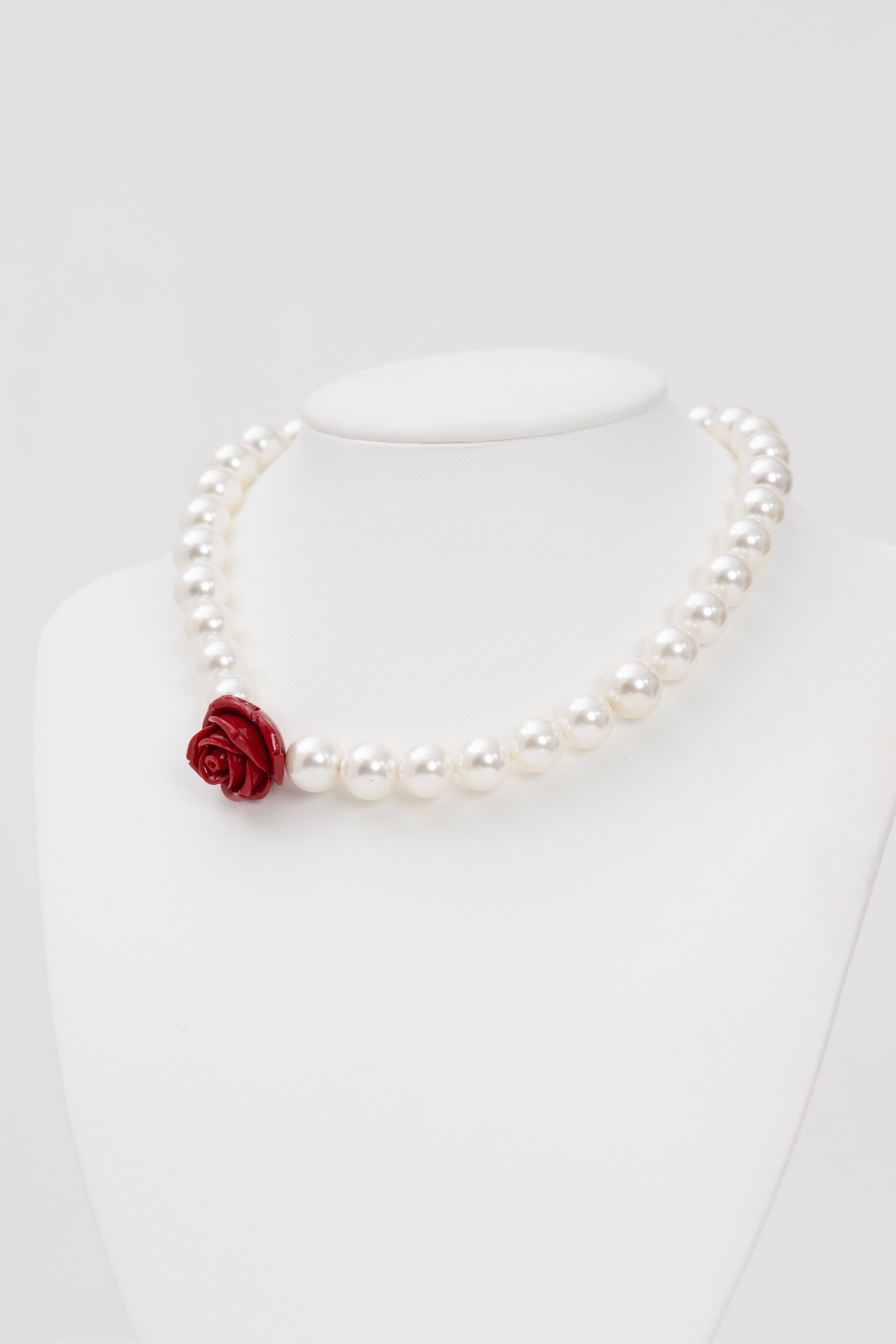 Collana di perle con rosa rossa intagliata