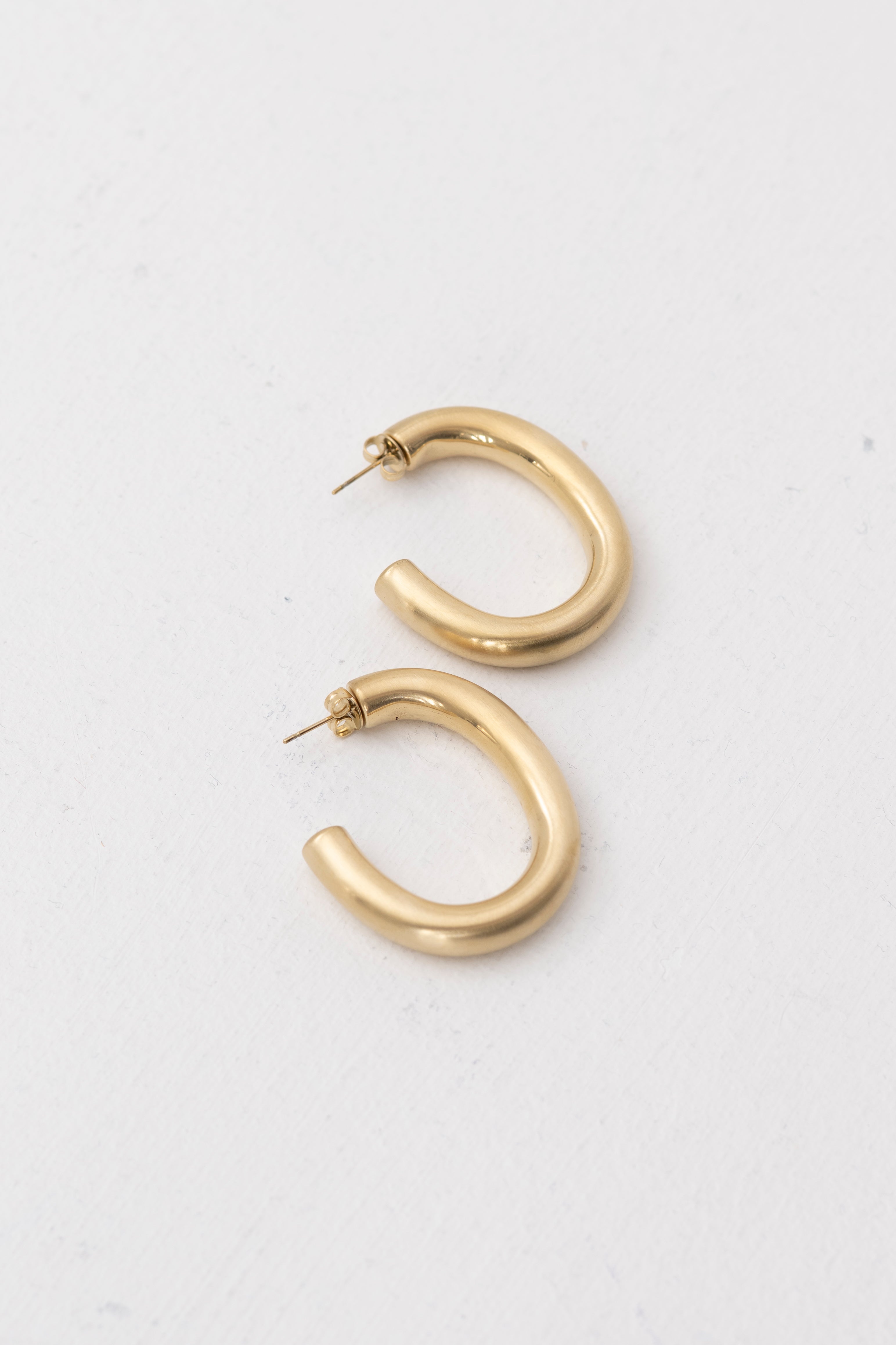 Orecchini cerchio ovale opaco