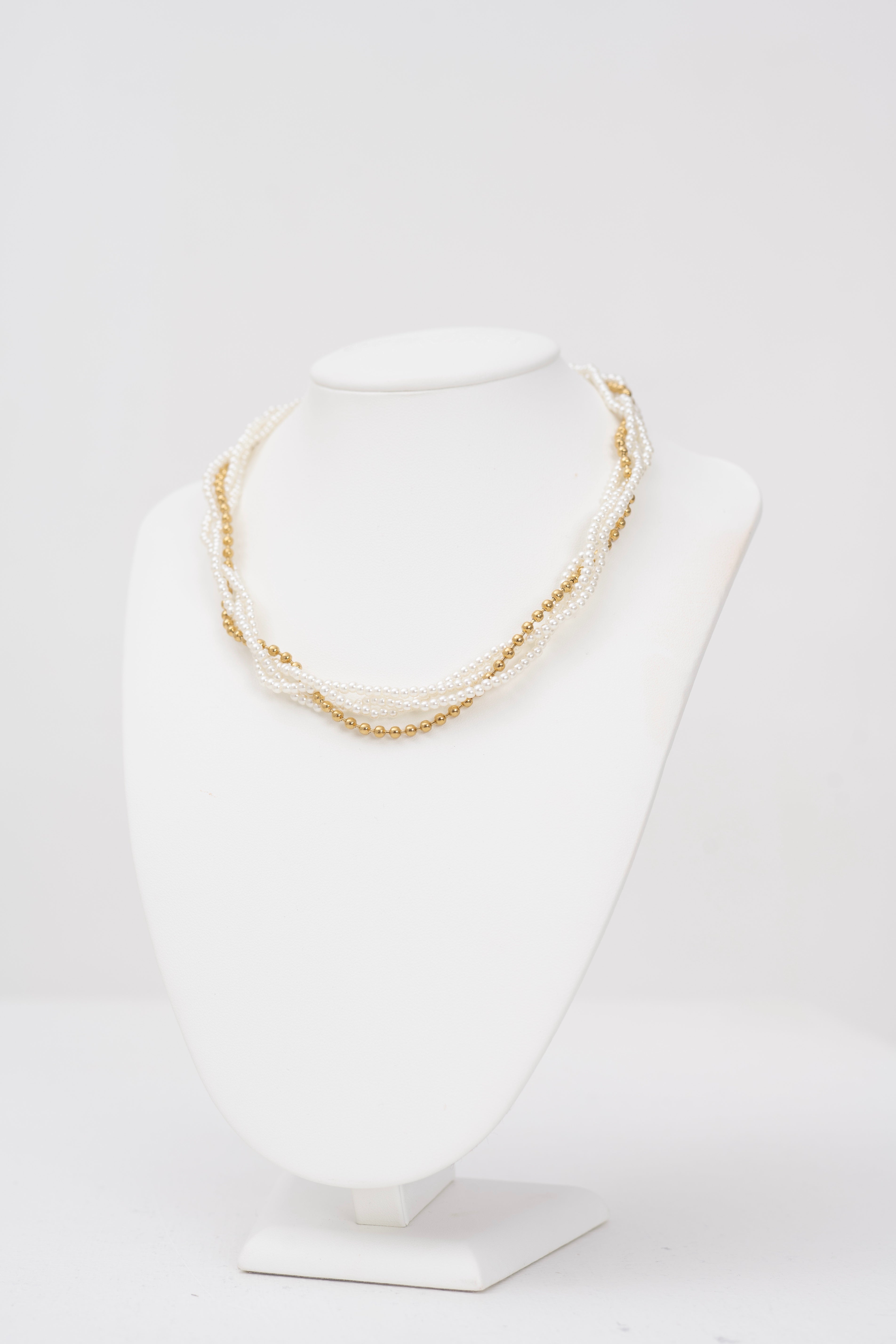 Collana intrecciata con perline bianche e perline oro